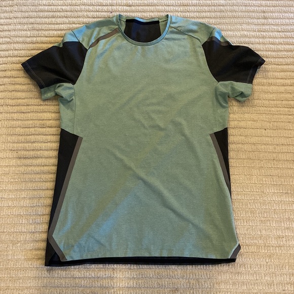 Men’s Lululemon lightweight shirt w reflective detailing - Picture 2 of 5